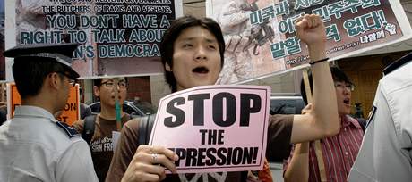 Jihokorejtí demonstranti protestovali ped íránskou ambasádou